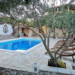 Apartment Magas With Private Pool, Vinjerac